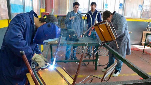 Unas 70 escuelas de educación técnica recibirán aportes para fortalecer los recursos de sus espacios formativos