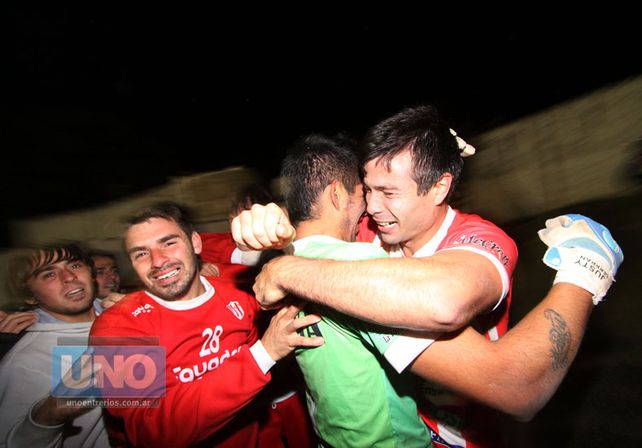 Damián Serrano se confunde en un abrazo con Matías Benítez. Foto UNO/Juan Ignacio Pereira