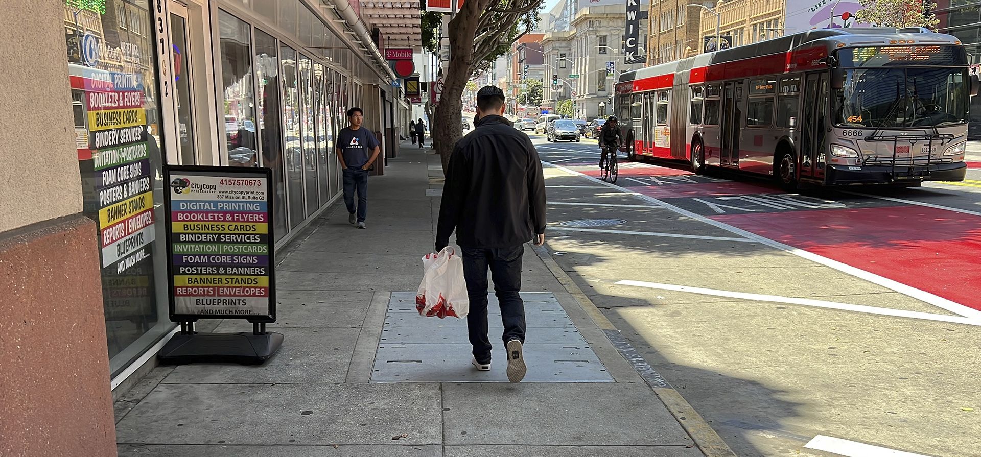 Andy Fang, cofundador y director de tecnología de DoorDash, recoge y entrega los pedidos de alimentos a los clientes en el centro de San Francisco. Fang es uno de un número creciente de ejecutivos que trabajan por turnos en la primera línea del empresas que dirigen. Todos los empleados asalariados de DoorDash deben realizar entregas o trabajar directamente con clientes o comerciantes varias veces al año. (Foto AP/Terry Chea) Andy Fang, cofundador y director de tecnología de DoorDash, recoge y entrega los pedidos de alimentos a los clientes en el centro de San Francisco. Fang es uno de un número creciente de ejecutivos que trabajan por turnos en la primera línea del empresas que dirigen. Todos los empleados asalariados de DoorDash deben realizar entregas o trabajar directamente con clientes o comerciantes varias veces al año. (Foto AP/Terry Chea)