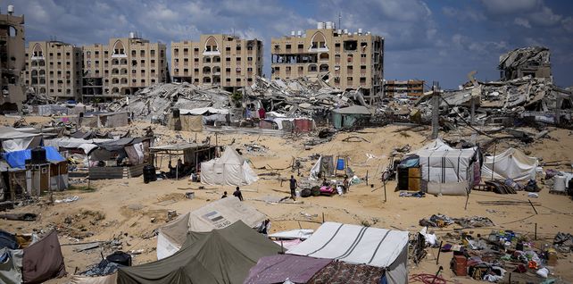 Palestinos desplazados por la ofensiva aérea y terrestre israelí en la Franja de Gaza huyen de la ciudad de Hamad, tras una orden de evacuación del ejército israelí para abandonar partes de la zona sur de Khan Younis, el domingo 11 de agosto de 2024. (Foto AP/Abdel Kareem Hana)