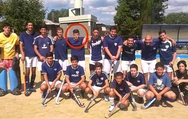 recuerdo. El plantel del Porteño Atlético Club de Hockey y el círculo sobre la silueta de Emiliano López Yauck.