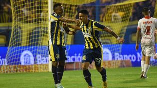 Giaccone y Campaz, en el festejo de uno de los cuatro goles ante Instituto. El canalla llega con envión.