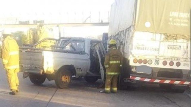 Autovía Artigas: camioneta chocó camión estacionado