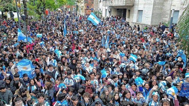 Fue mucha la gente que se acercó a plaza 25 de Mayo.