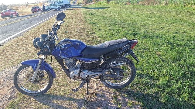 Motociclistas muy graves a causa de choques con autos