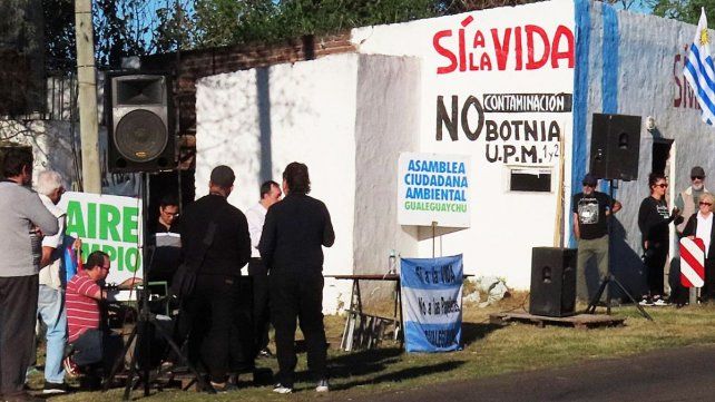 La Asamblea Ciudadana Ambiental de Gualeguaychú y vecinos se movilizaron en caravana desde Arroyo Verde hacia el Puente Internacional General San Martín
