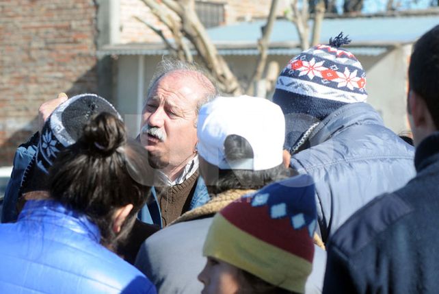 Mallozzi juntoa los ocupantes de los terrenos.
