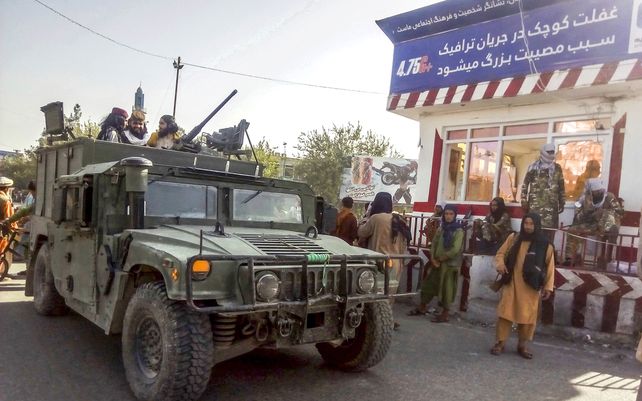 Combatientes talibanes montan guardia en un puesto de control en la ciudad de Kunduz
