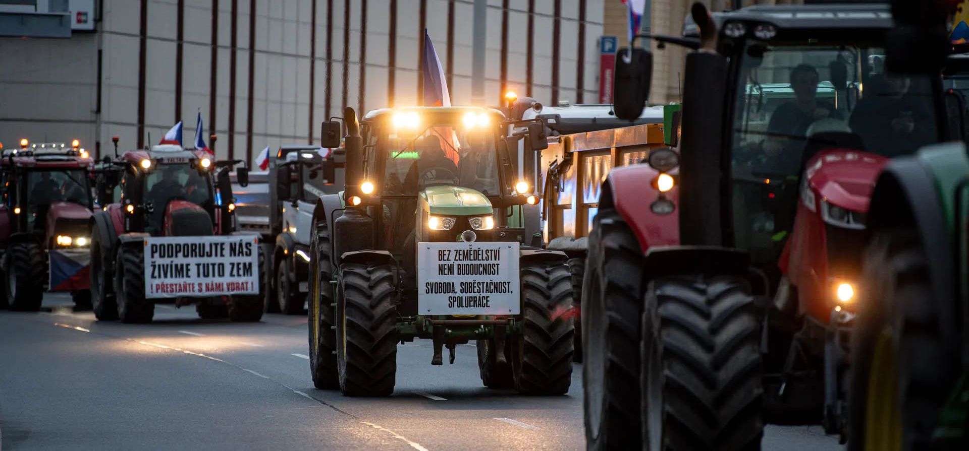 Los agricultores bloquean con tractores una carretera durante una protesta masiva en la capital por los altos costos del combustible, la burocracia y el pacto verde de la UE. Fotografía: Anadolu/Getty Images Los agricultores bloquean con tractores una carretera durante una protesta masiva en la capital por los altos costos del combustible, la burocracia y el pacto verde de la UE. Fotografía: Anadolu/Getty Images
