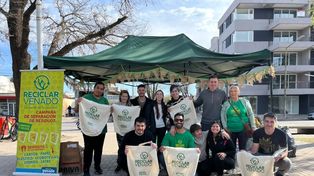 Desde sus comienzos, la iniciativa sumó un voluntariado ambiental y recorrió los barrios de la ciudad para acercar información a los vecinos sobre cómo separar residuos y utilizar las campanas naranjas para materiales reciclables.