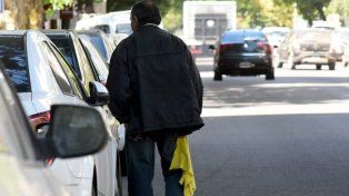 La ciudad de Santa Fe picó en punta y prohibió la actividad de cuidacoches.&nbsp;
