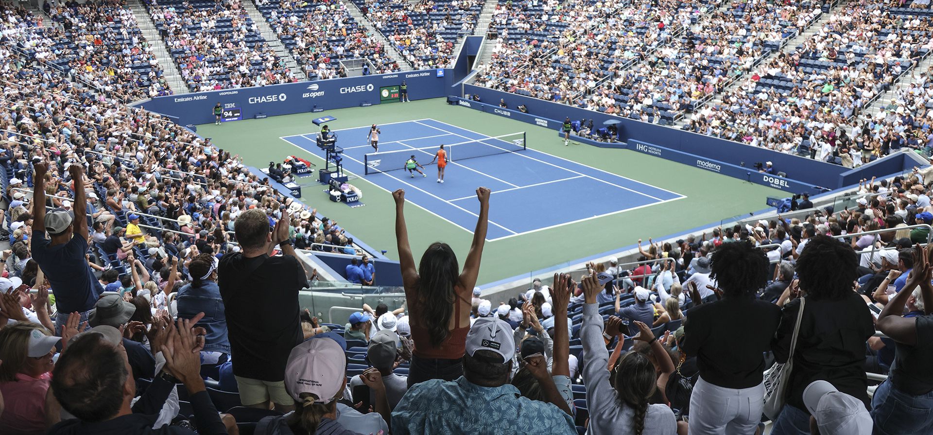 Aficionados gritan durante el encuentro de la brasileña Beatriz Haddad Maia y la estadoundiense Sloane Stephens en la primera ronda del Abierto de Estados Unidos el lunes 28 de agosto del 2023. (AP Foto/Jason DeCrow) Aficionados gritan durante el encuentro de la brasileña Beatriz Haddad Maia y la estadoundiense Sloane Stephens en la primera ronda del Abierto de Estados Unidos el lunes 28 de agosto del 2023. (AP Foto/Jason DeCrow)