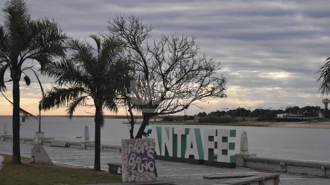 Un arranque de miércoles gris y con niebla en la ciudad de Santa Fe