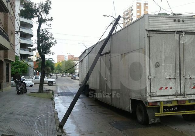 Video: un camión tumbó un poste de luz en el macrocentro santafesino