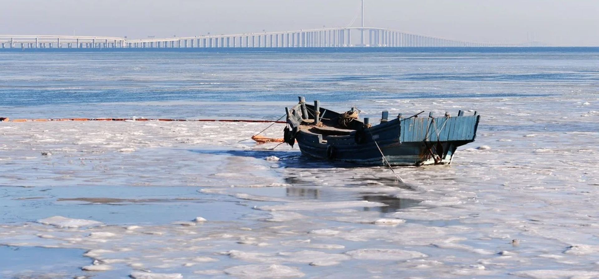 Témpanos de hielo en las aguas costeras en Qingdao, en la provincia de Shandong, en el este de China. Foto: Agencia Xinhua