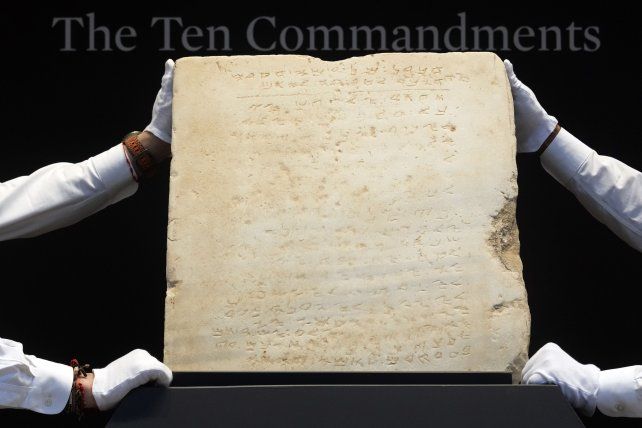 Subastarán la tableta más antigua con los Diez Mandamientos