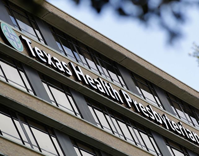 El funcionario afectado trabajaba en el Hospital Presbiteriano de Dallas.