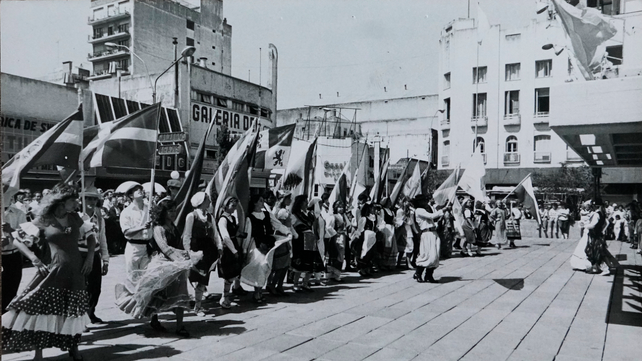 Las colectividades, reunidas a finales de la década de 1980 en la entonces plaza Pinasco (hoy plaza Montenegro).