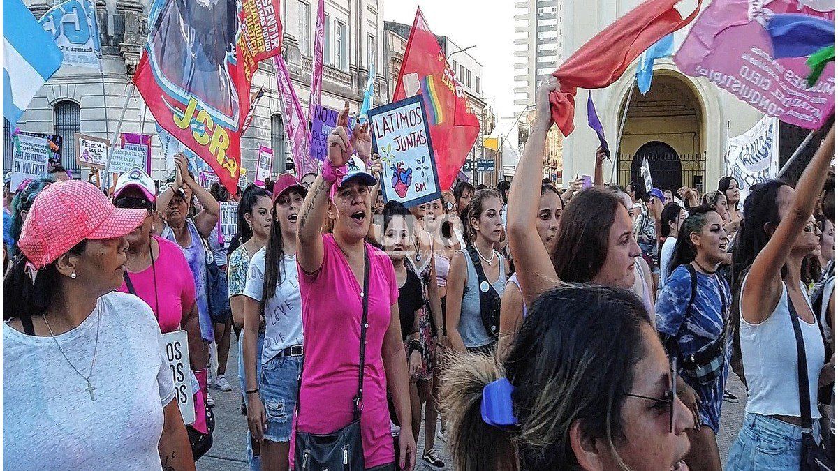 El 8M mostró una Plaza 25 de Mayo repleta de mujeres y manifestantes en ...