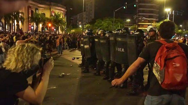 Efectivos de seguriad reprimen cacerolazo en CórdobaFoto: La Voz