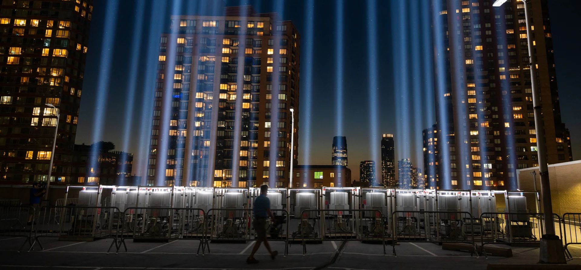 El Tributo a la Luz anual se pone a prueba mientras Estados Unidos se prepara para conmemorar los 23 años de los ataques terroristas del 11 de septiembre, Nueva York, Estados Unidos. Fotografía: Spencer Platt/Getty Images El Tributo a la Luz anual se pone a prueba mientras Estados Unidos se prepara para conmemorar los 23 años de los ataques terroristas del 11 de septiembre, Nueva York, Estados Unidos. Fotografía: Spencer Platt/Getty Images