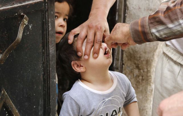 A vacunar a los niños. La polio es una enfermedad incurable y la única medida preventiva es la vacunación.