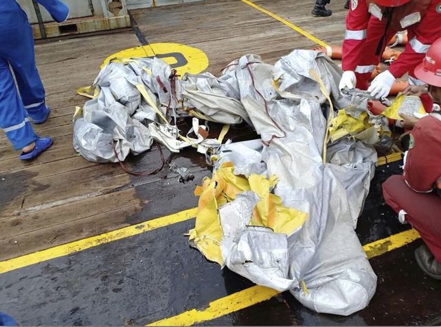 Avión de aerolínea indonesia cayó al mar con 189 personas a bordo