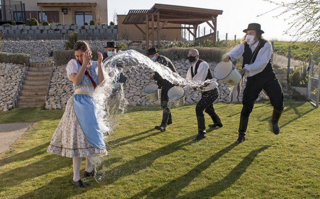 Miembros de la Asociación de Danzas y Artes Populares Márcales vierten agua sobre una joven en Menfocsanak, Hungría. Según una antigua tradición húngara, el lunes de Pascua los jóvenes vierten agua en mujeres, quienes a cambio regalan sus aspersores con huevos de colores decorados a mano.