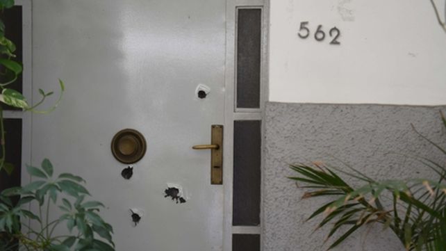 perforada. La puerta de chapa de la casa de calle Rioja quedó perforada por las balas de alto calibre.
