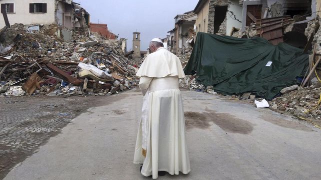 Impactantes fotos de la visita del Papa a Amatrice, el pueblo italiano devastado por un terremoto