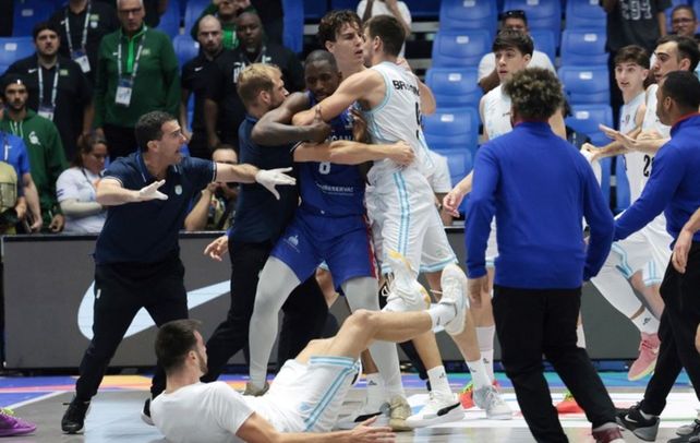 A las trompadas. Ni bien concluyó el partido