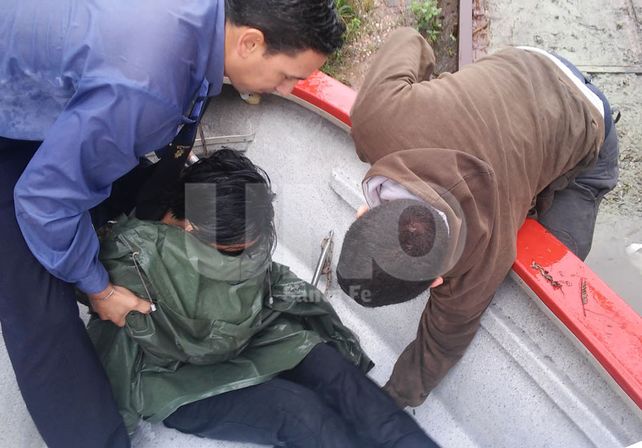 Extenuada. La mujer fue rescatada abrazada a un tronco en medio de unos camalotales y exhausta.