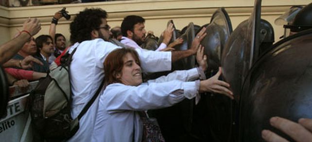 Ma&ntilde;ana habr&aacute; paro nacional docente por la represi&oacute;n a maestros porte&ntilde;os