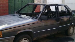 Un nuevo auto fue blanco de los quemacoches en el barrio Roma
