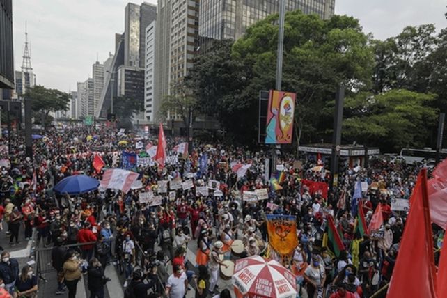 Multitudinarias marchas en Brasil el día que llegó a las 500 mil muertes por coronavirus