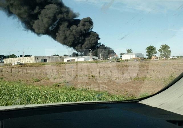 Controlaron el incendio que arrasó con una fábrica de thinner y solventes en Roldán