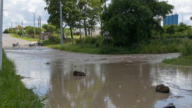 Personal de Obras Sanitarias de Paraná repara un caño maestro de agua que abastece a los centros Lola Mora y Parque del Lago. Piden cuidar el recurso&nbsp;