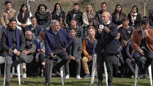 Horacio Rodríguez Larreta escucha a Emilia Mernes mientras sigue de campaña