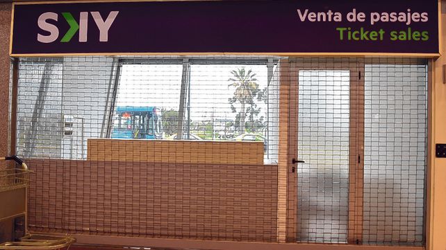 Persianas bajas. La compañía se estableció hace un año en Fisherton. El mes que viene