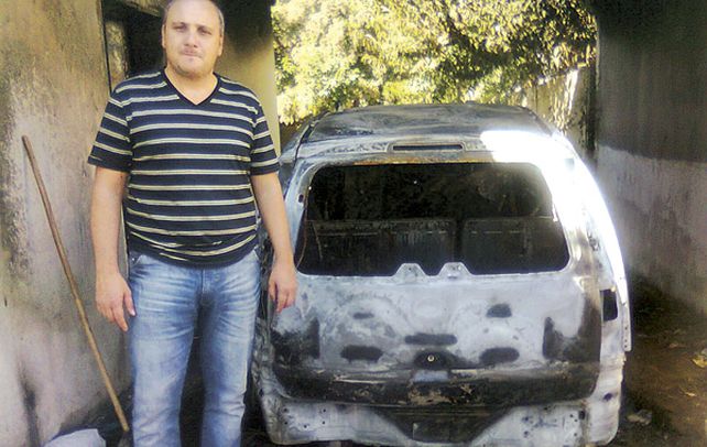 Destruida. La Meriva de Pascual quedó totalmente calcinada. El periodista vincula el atentado a su trabajo.