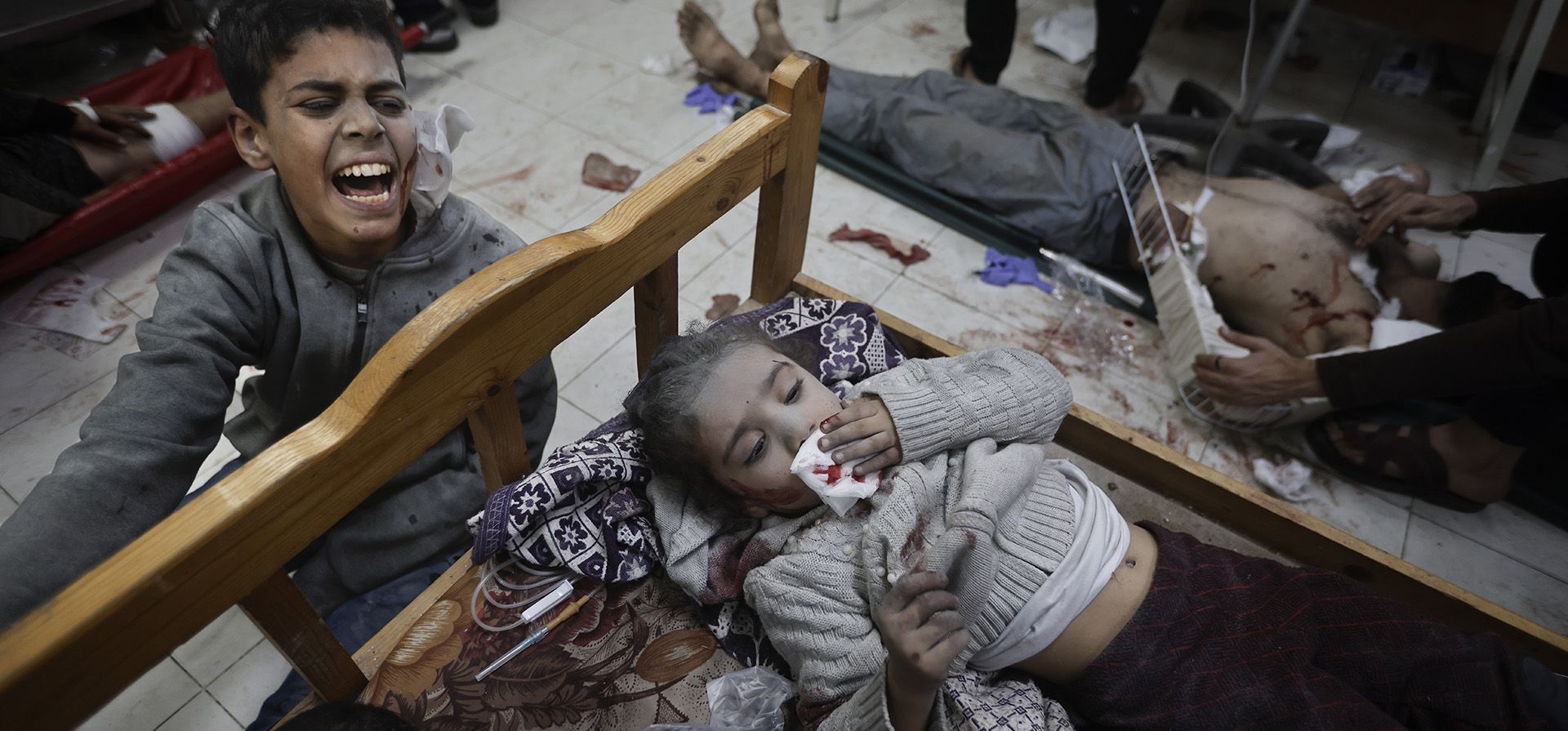 Niños palestinos heridos en el bombardeo israelí de la Franja de Gaza son atendidos en un hospital en Khan Younis el viernes 8 de diciembre de 2023. (Foto AP/Mohammed Dahman) Niños palestinos heridos en el bombardeo israelí de la Franja de Gaza son atendidos en un hospital en Khan Younis el viernes 8 de diciembre de 2023. (Foto AP/Mohammed Dahman)