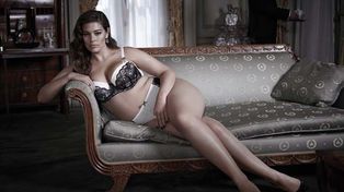 Una modelo XL en lencería deslumbra en las pasarelas de Nueva York