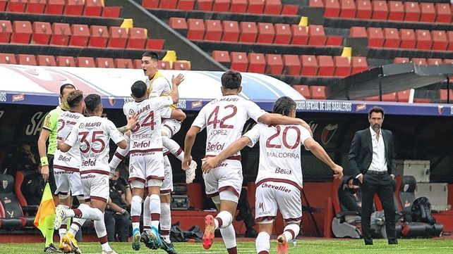 Lanús sepultó varias rachas positivas que traía el Colón de Eduardo Domínguez.