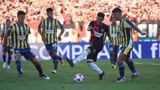 Ferreira le erra adentro del área, rodeado por jugadores de Central. Todo un símbolo de lo que fue el clásico en el Parque.