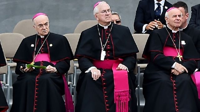 Monseñor Vigano (izq.): Actué por amor a la Iglesia Católica.