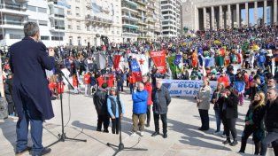 El intendente Pablo Javkin participó del encuentro de las delegaciones en el Monumento a la Bandera.