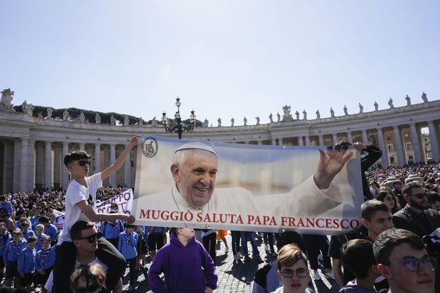 Por los 10 años de pontificado y previo al Ángelus del mediodía, fieles muestran una bandera: 