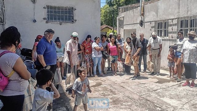 Comedores comunitarios asisten a vecinos más necesitados.