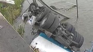 Un muerto tras caer un cami&oacute;n de un puente en la autopista Rosario-Buenos Aires