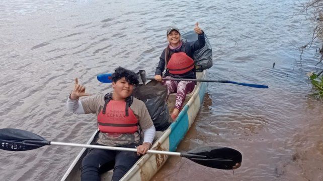 Integrantes de la Escuela Municipal de Canotaje realizaron una jornada de limpieza del río Paraná